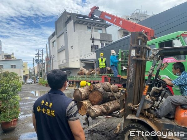 ▲保七總隊第8大隊會同高雄市警方逮獲江男涉嫌盜竊柚木             。（圖／記者陳崑福翻攝，下同）