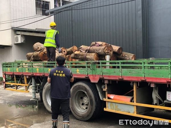 ▲保七總隊第8大隊會同高雄市警方逮獲江男涉嫌盜竊柚木             。（圖／記者陳崑福翻攝，下同）