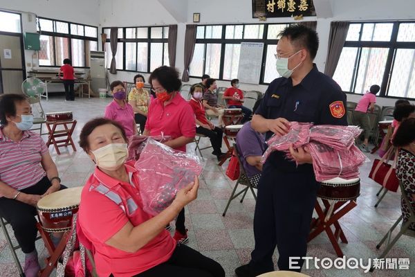 ▲里港警分局6)在里港鄉永春社區活動中心舉辦「高齡者交通安全宣導」。            。（圖／記者陳崑福翻攝，下同）