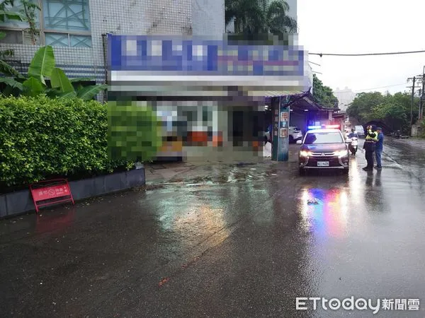 ▲▼新店中年婦10樓墜落送醫救回一命，警方到場採證             。（圖／記者陳以昇翻攝）