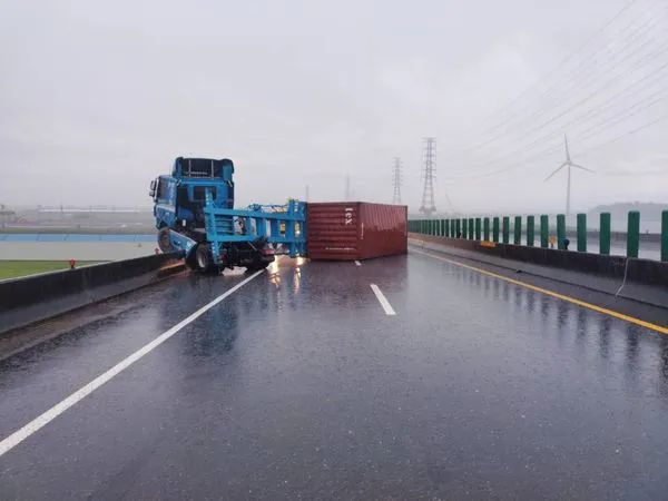 ▲台61線北上171K貨櫃車自撞護欄折。（圖／彰化消防局提供）