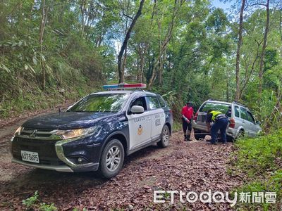 花蓮山區吉普車陷泥濘 旁邊是10米深懸崖!勇警秀神技助脫困