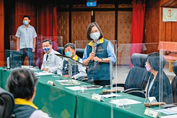 國人渴望回歸正常生活，執政團隊謹慎評估、審慎開放，希望疫情軟著陸。（總統府提供）