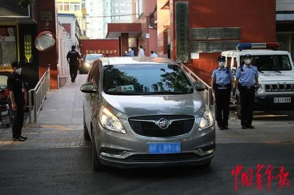▲北京市運送試卷的車輛陸續前往考場。（圖／翻攝北京青年報）