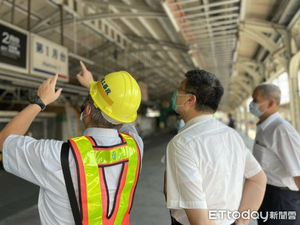 ▲配合台南鐵路地下化進行古蹟修復工程的台南火車站，原預定2022年1月完工，現傳出將古蹟「修壞」而被迫停工。（圖／記者林悅翻攝，下同）
