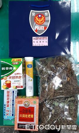 ▲大台南警友會學甲警友辦事處，力挺學甲警防疫，送防疫關懷包與防疫酒精噴霧槍給員警防疫使用。（圖／記者林悅翻攝，下同）   