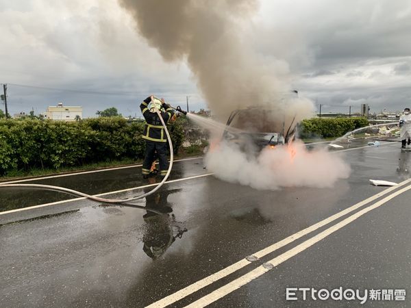 ▲枋寮自小貨車火燒車             。（圖／記者陳崑福翻攝，下同）