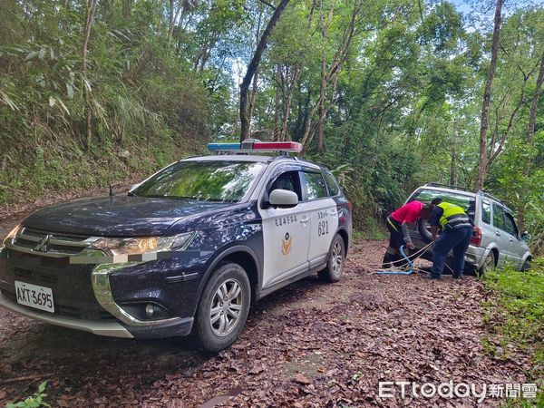 ▲男子車輛陷入泥濘卡在10米深懸崖旁無法脫困，只得向警方求援。（圖／玉里警分局提供，下同）