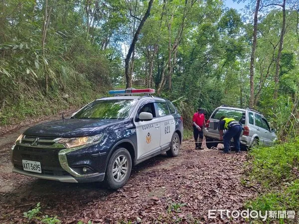 ▲男子車輛陷入泥濘卡在10米深懸崖旁無法脫困，只得向警方求援。（圖／玉里警分局提供，下同）