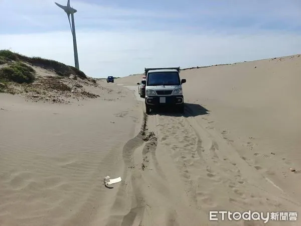 ▲▼海沙覆蓋海邊小路，男子車輛受困警急救援。（圖／記者蔡文淵翻攝）