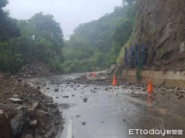 ▲▼大雨不斷，苗126縣道大量落石再度中斷。（圖／記者蔡文淵翻攝）