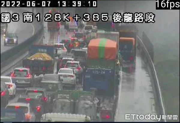 ▲▼國道3號苗栗後龍段追撞車禍5傷。（圖／翻攝國道監視器）