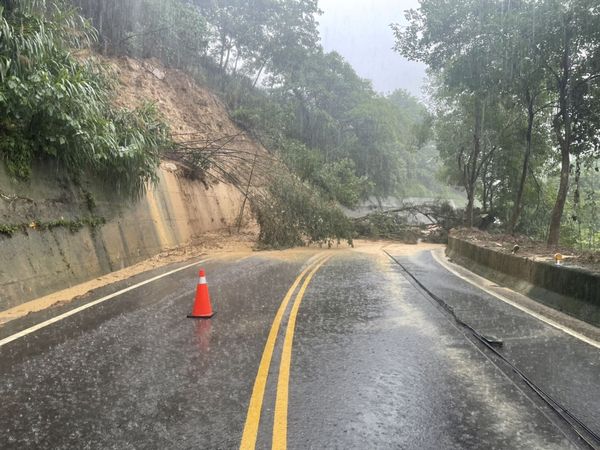 ▲▼苗124乙線受梅雨豪雨影響道路邊坡落石，警方封閉道路。（圖／警方提供）