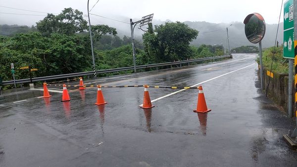 ▲▼苗124乙線受梅雨豪雨影響道路邊坡落石，警方封閉道路。（圖／警方提供）