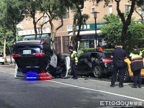 ▲▼林口女警擦撞3進口車，車主要求高額賠償金             。（圖／記者陳以昇翻攝）