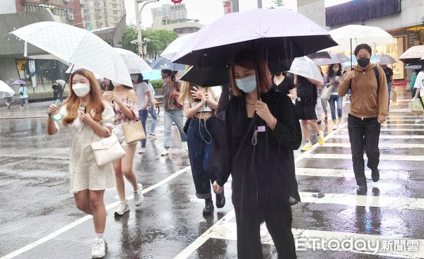 ▲▼天氣 梅雨鋒面 下雨 撐傘 街頭行人。（圖／記者屠惠剛攝）