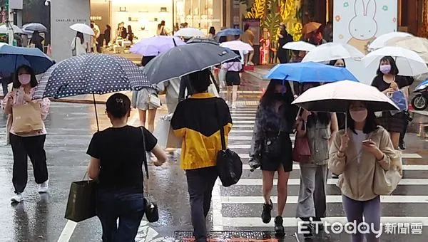 ▲▼天氣 梅雨鋒面 下雨 撐傘 街頭行人。（圖／記者屠惠剛攝）