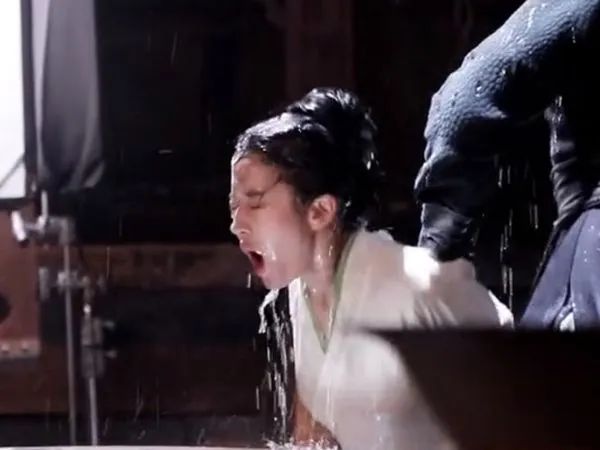 ▲劉亦菲在新劇中被壓入水中嗆到。（圖／翻攝自微博／電視劇夢華錄）