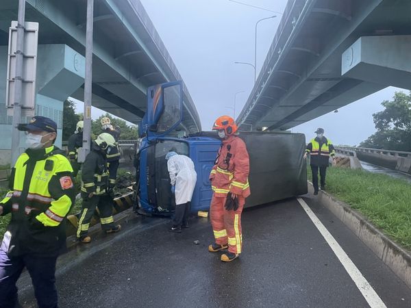 ▲▼阮男載著豆腐在台65匝道口自撞翻車 。（圖／記者游宗樺翻攝）