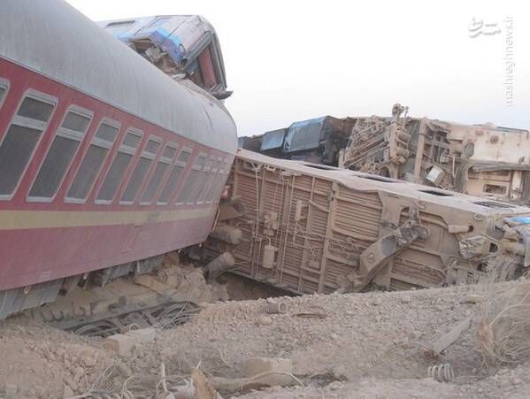 ▲▼伊朗東部通往亞茲德（Yazd）的鐵路發生火車出軌意外。（圖／翻攝自推特／@MostafaMe4）