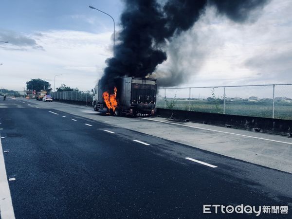 國1驚傳火燒車　現場畫面曝光（圖／民眾提供）
