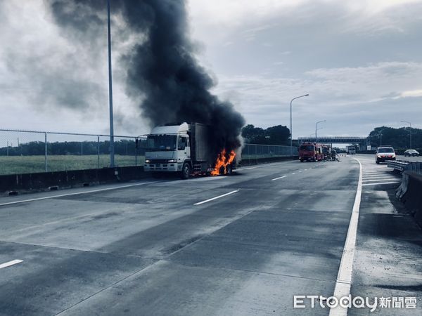 國1驚傳火燒車　現場畫面曝光（圖／民眾提供）