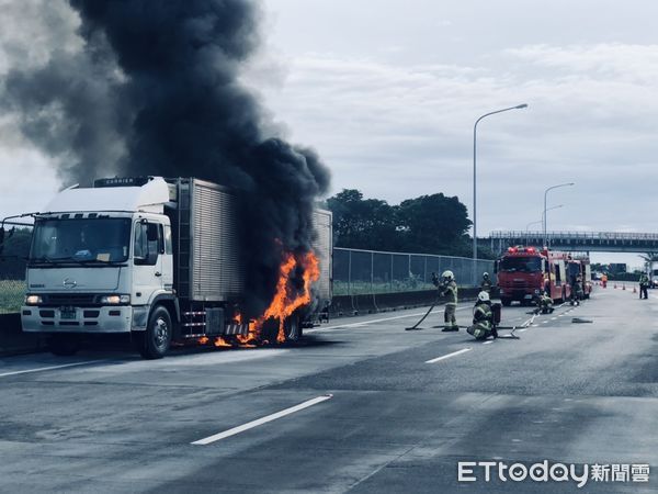 國1驚傳火燒車　現場畫面曝光（圖／民眾提供）