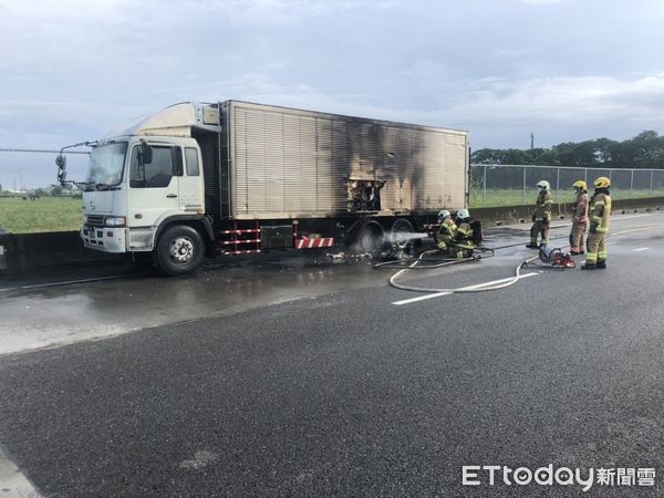 國1驚傳火燒車　現場畫面曝光（圖／民眾提供）