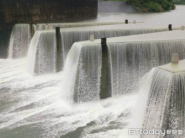 ▲▼        苗栗鯉魚潭自然溢流     。（圖／記者蔡文淵翻攝）