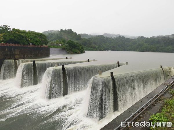 ▲▼        苗栗鯉魚潭自然溢流     。（圖／記者蔡文淵翻攝）