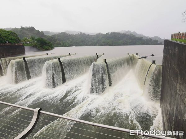 ▲▼        苗栗鯉魚潭自然溢流     。（圖／記者蔡文淵翻攝）