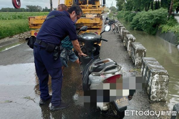 ▲民眾失竊機車急報案，台西警方迅速逮捕竊嫌並找回石沉「大排」的機車。（圖／記者蔡佩旻翻攝，下同）