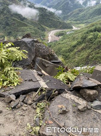 ▲▼ 達邦公路落石 。（圖／竹崎分局提供）