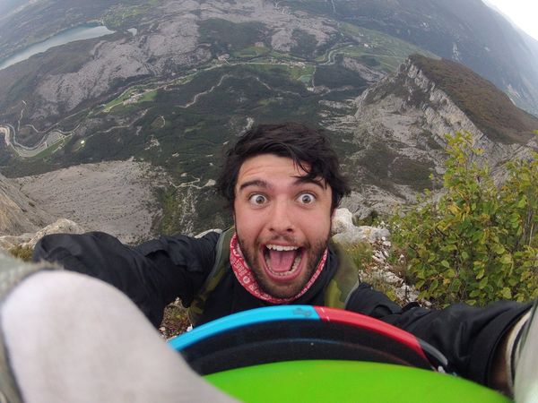 ▲▼33歲的英國跳傘好手羅伯茨（Dylan Roberts）挑戰800公尺高度跳傘，降落傘卻打不開，撞山壁身亡。（圖／翻攝自臉書／Dylan Roberts）