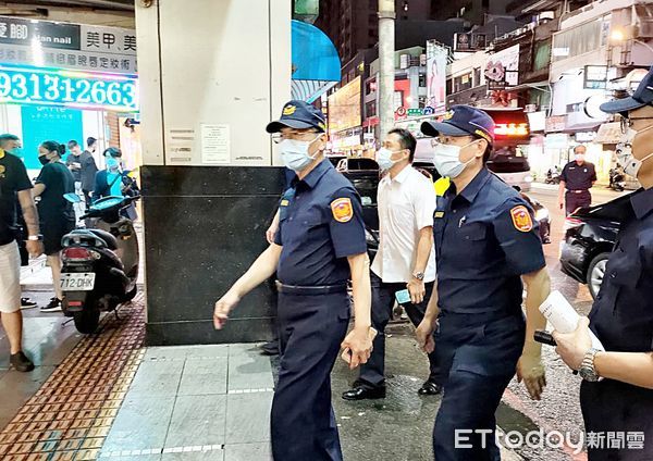 ▲桃園市政府警察局長許錫榮7日視察轄區內「棋牌社」或「麻將協會」等合法申請卻非法賭博場所進行臨檢勤務。（圖／記者沈繼昌翻攝）