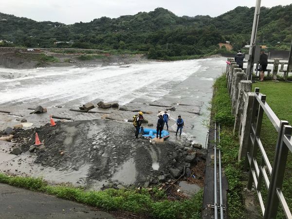 ▲▼台中警消在石岡水壩尋獲女浮屍。（圖／民眾提供，下同）