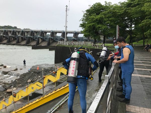 ▲▼台中警消在石岡水壩尋獲女浮屍。（圖／民眾提供，下同）