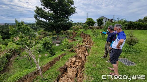 ▲竹科旁小村成孤立荒島　大雨掏出一人高地裂還斷水電。（圖／縣議員邱振瑋提供）