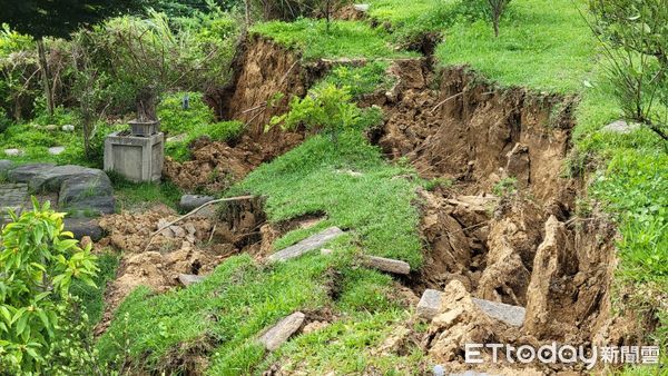 ▲竹科旁小村成孤立荒島　大雨掏出一人高地裂還斷水電。（圖／縣議員邱振瑋提供）