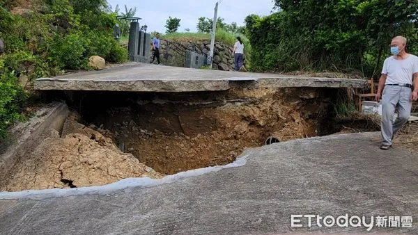 ▲竹科旁小村成孤立荒島　大雨掏出一人高地裂還斷水電。（圖／縣議員邱振瑋提供）