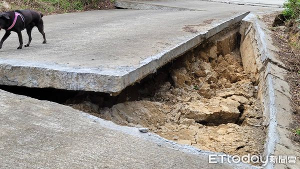 ▲竹科旁小村成孤立荒島　大雨掏出一人高地裂還斷水電。（圖／縣議員邱振瑋提供）