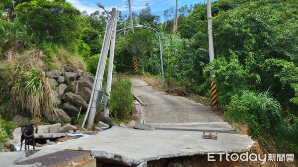 ▲竹科旁小村成孤立荒島　大雨掏出一人高地裂還斷水電。（圖／縣議員邱振瑋提供）