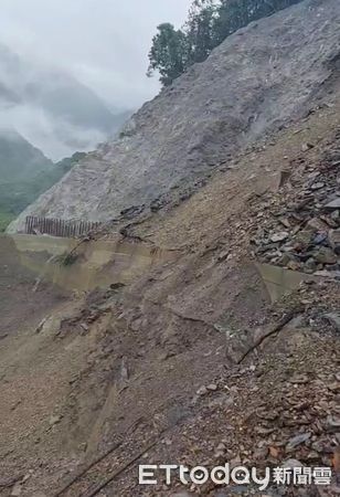 ▲梅雨不斷，投89線（力行產業道路）30K處再傳崩坍。（圖／翻攝「南投縣仁愛鄉 投89(力行產業道)自救會」臉書社團、「福壽山農場」臉書粉團、南投縣政府提供）