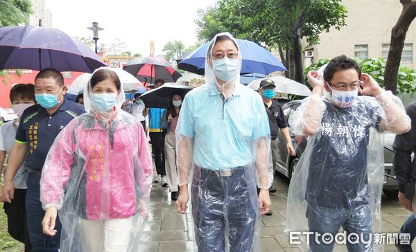 ▲國民黨桃園市長參選人張善政8日冒雨前往八德區展開請益之旅。（圖／記者沈繼昌翻攝）