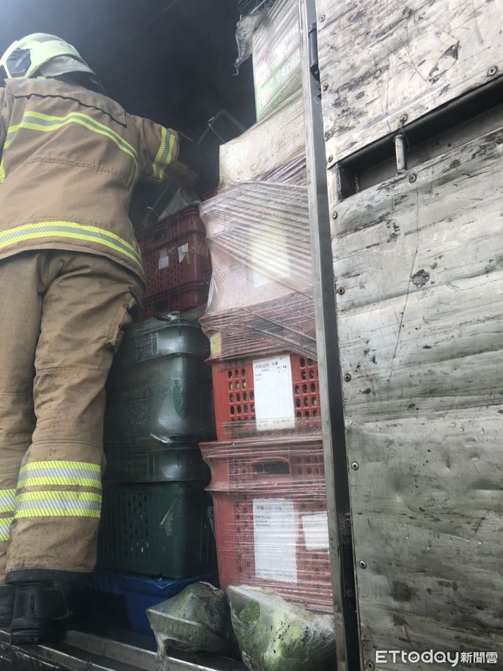 國1驚傳火燒車　現場畫面曝光（圖／民眾提供）