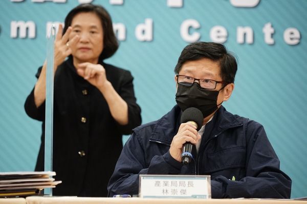 ▲▼台北市長柯文哲、副市長黃珊珊、蔡炳坤、台北市府社會局長周榆修、台北市府產發局長林崇傑8日出席北市防疫記者會。（圖／北市府提供）