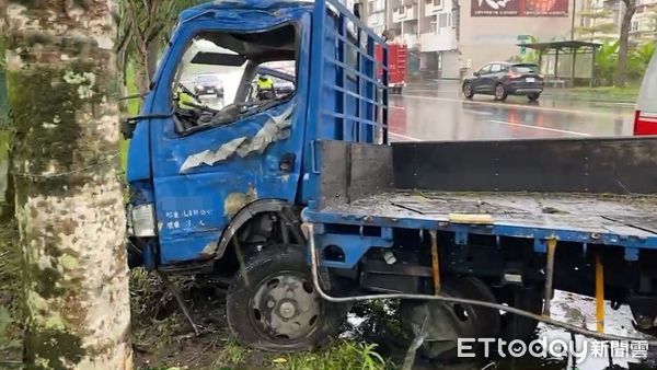 ▲▼小貨車自撞路樹車頭變形，導致駕駛受困車內。（圖／鳯林警分局提供，下同）