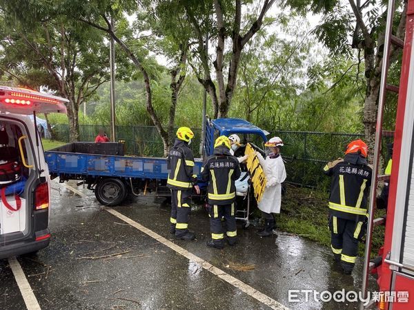 ▲▼小貨車自撞路樹車頭變形，導致駕駛受困車內。（圖／鳯林警分局提供，下同）