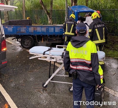 ▲▼小貨車自撞路樹車頭變形，導致駕駛受困車內。（圖／鳯林警分局提供，下同）