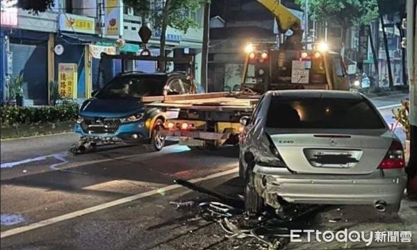 ▲藍色休旅車連續擦撞2車後，駕駛和副駕駛竟棄車逃離現場。（圖／翻攝「記者爆料網」臉書粉團）